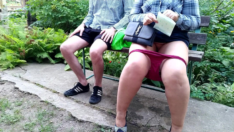 OurFetishLife: MILF jalang kencing dalam seluar dalam berpayudara di taman dan...
