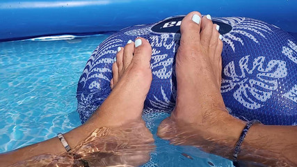 Midsouth Foot Fetish: Mostrando mis pies mojados en la piscina