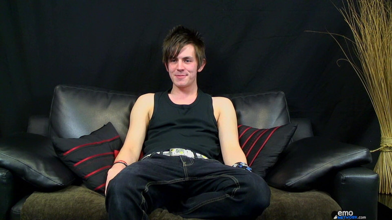 Homo Emo: Zackarry delivers the juice in his debut wank
