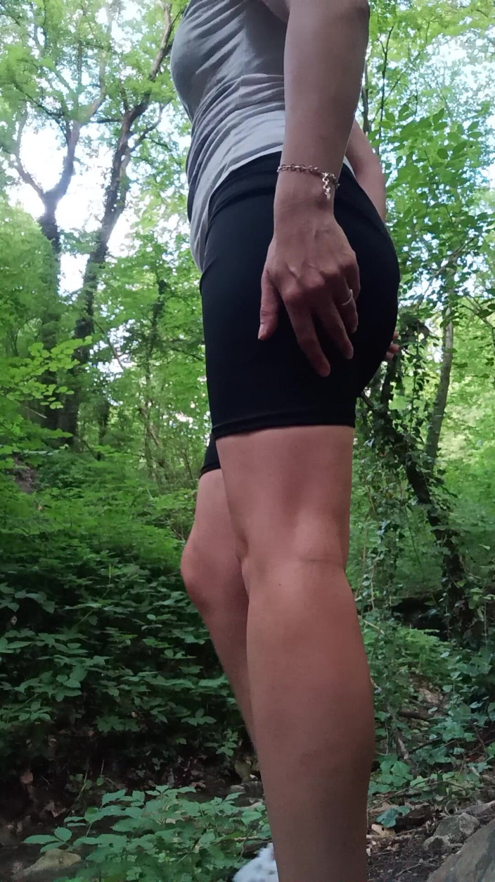 SexyRoxy: Je me masturbe au bord de la rivière