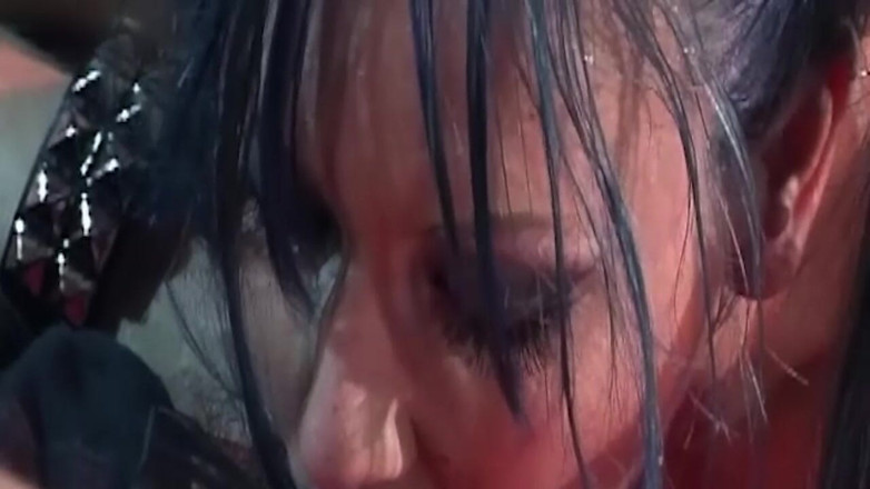 Bangora clips: Blauwharige milf kokhalst hard op de pik van de geboeid...