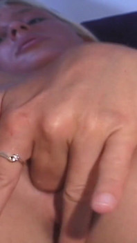 Heiße blondine steckt einen finger in ihre nasse muschi