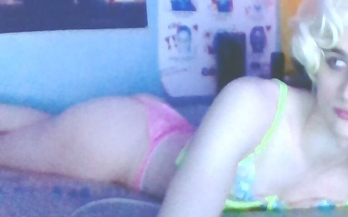 Addison Nicki: Addi Nicki नाच रही है और मटका रही है; परी पोशाक में गांड हिलाना