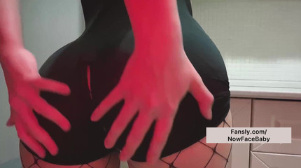 NoFaceBaby: Kız evde tek başına sıkıldı ve ateşli bir kıyafetle götünü...