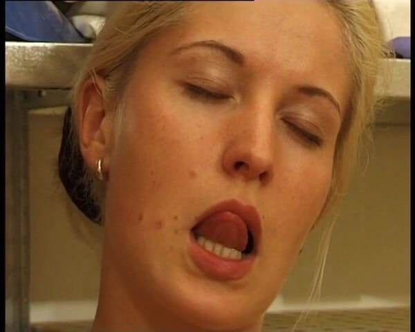 YOUR FIRST PORN: Beim Perversen Wichsen Bei Der Arbeit Erwischt - Prins masturbându-se pervers...