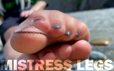 Mistress Legs: Nữ thần mặc đồ ni lông rám nắng khoe đôi chân và...