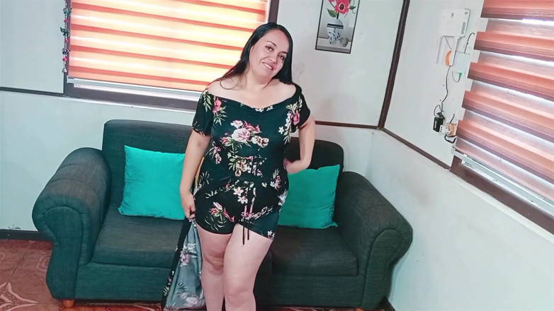 Kellyhotstepmom: Иди сюда, позволь мне показать тебе свое новое платье... Вам это нравится?