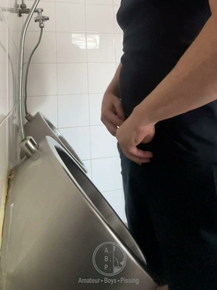 AmateurBoysPissing: 在公共小便池里偷窥一个红发男人
