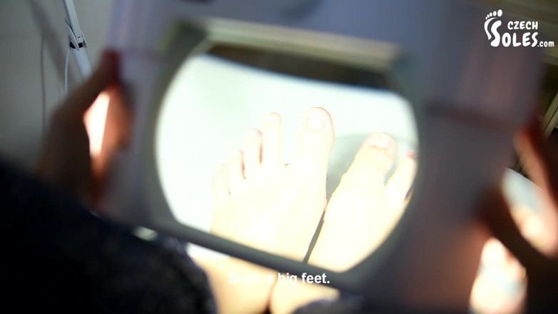 Czech Soles - foot fetish content: Sprzątanie dużych gosłych stóp kobiety i jej sukiego szefa