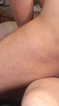 색녀는 그녀의 구멍에 거대한 자지를 가져갑니다.