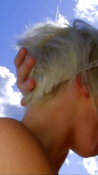Remaja blonde dikongkek di pantai