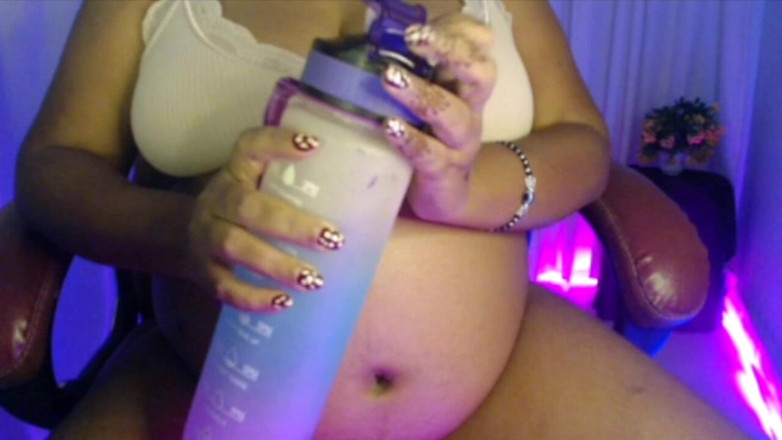 HotGirl21: Người phụ nữ mang thai mặc áo ngực penty chơi bụng...