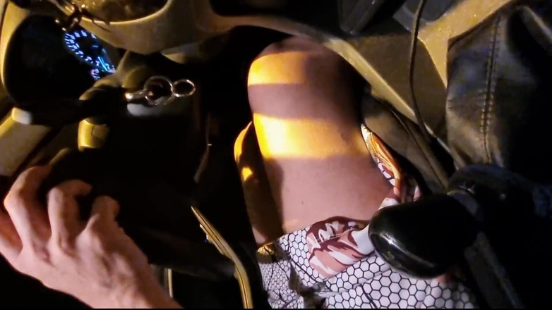 Minhaesposaparaoutro: パンティーなしで情報を求め、彼女の猫に触れる本当のビデオ