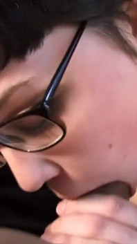 Heiße vollbusige titten gibt blowjob mit titten