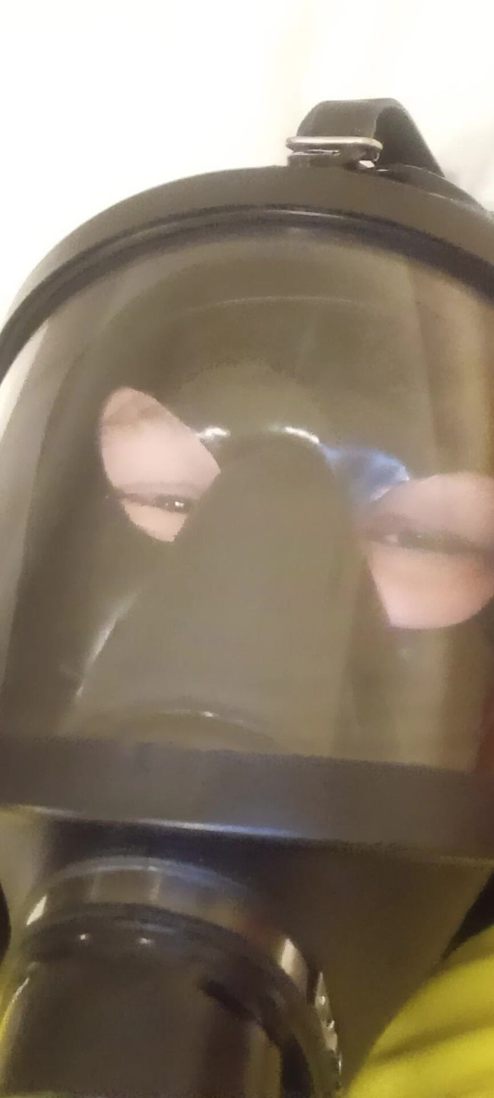 Latex Boy: Latex met gasmasker tegenover klaarkomen van drone