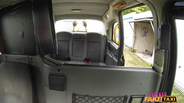 Fake Taxi: 假出租车 - 渴望的司机过着她最狂野的色情幻想