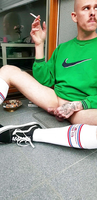 Mykinkypleasure: Sundám si šortky na balkóně // kouřím cigaretu