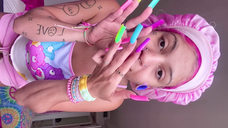 Nali Marie: POV 長い爪 アクリル 超長いASMRのタック 爪 レインボー 長いネイルフェチ 話さない 顔を叩く 無視 Te