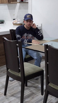Šuká svou nevlastní sestru v těsné pujama v obývacím pokoji