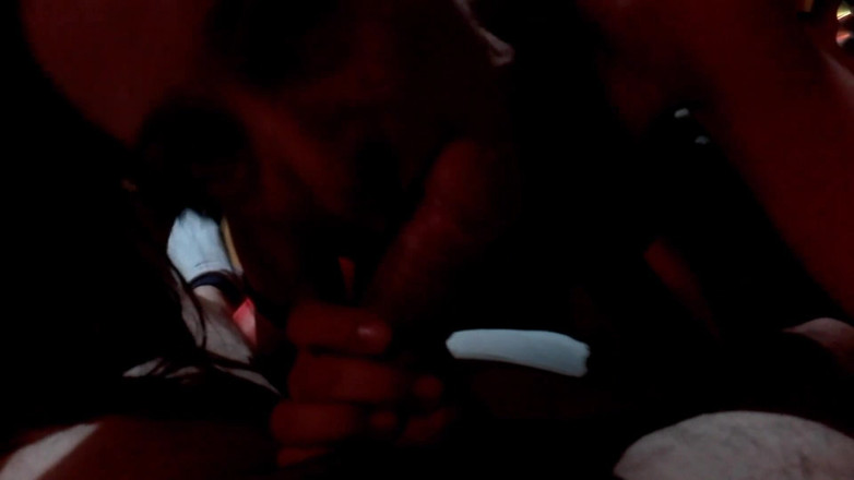 Marian sofar: Dia mengisapnya seperti gila dengan kontol lain di pantatnya