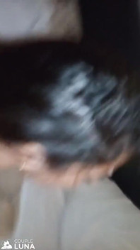 苗条少女把她的屁股给了她的男朋友