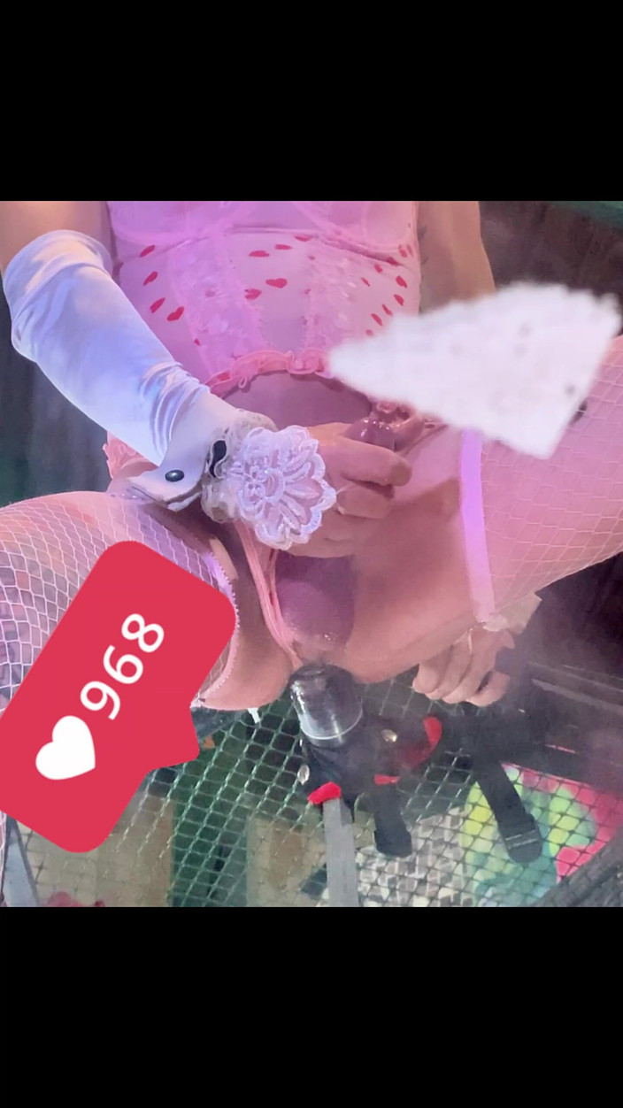 Benito414: Rosa strumpa underkläder Shemale ridning svart dildo på väggen