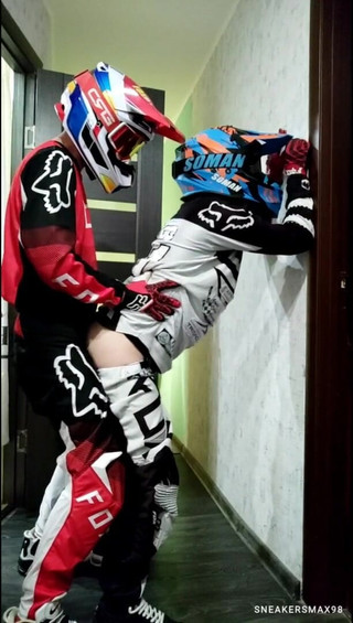 Sneakersmax98: Pengendara sepeda motor ngentot pria dengan pakaian motocross dan mxhelmet