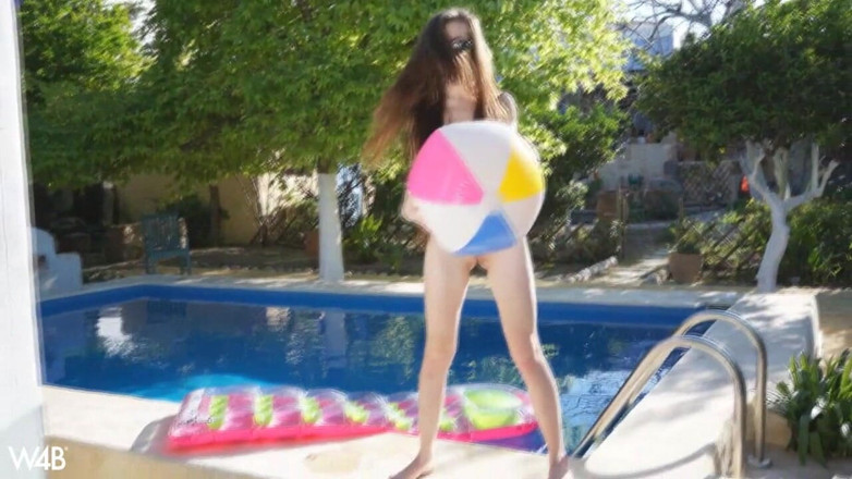 Watch4beauty: Розваги біля басейну