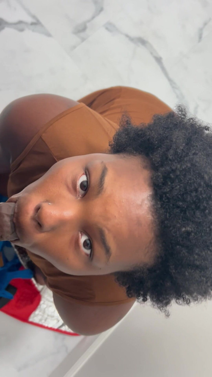 Deknkei: Rencontrez cette fille à capuche