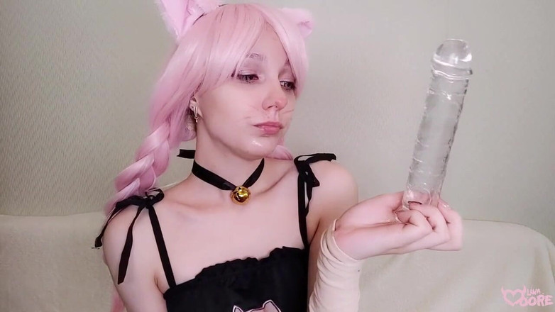 Lina Moore: Кошечка учится сосать член, чтобы угодить ее господину