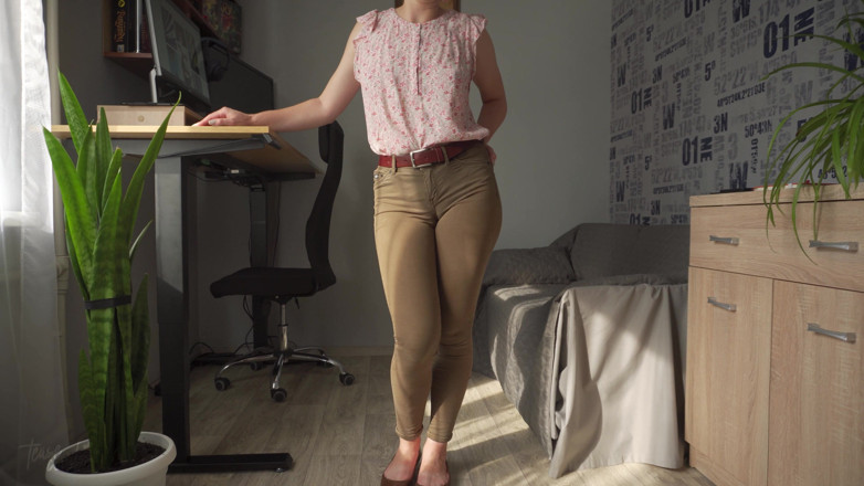 Teasecombo 4K: La collega monella mostra la sua figa