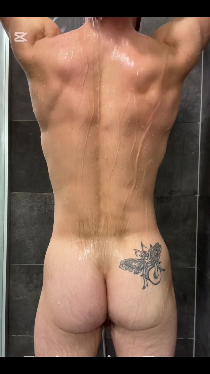 BohemianBoy: Blowjob di bilik mandi