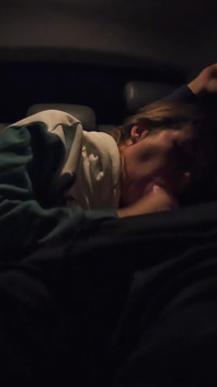 車の中で見知らぬ男がチンコをしゃぶる女の子は、すべての精液を吸った