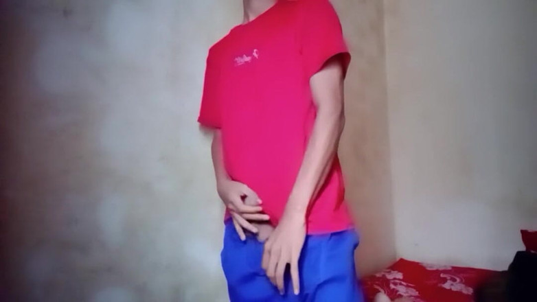 Zirul Uwu: Pohledný muž šuká sám v místnosti