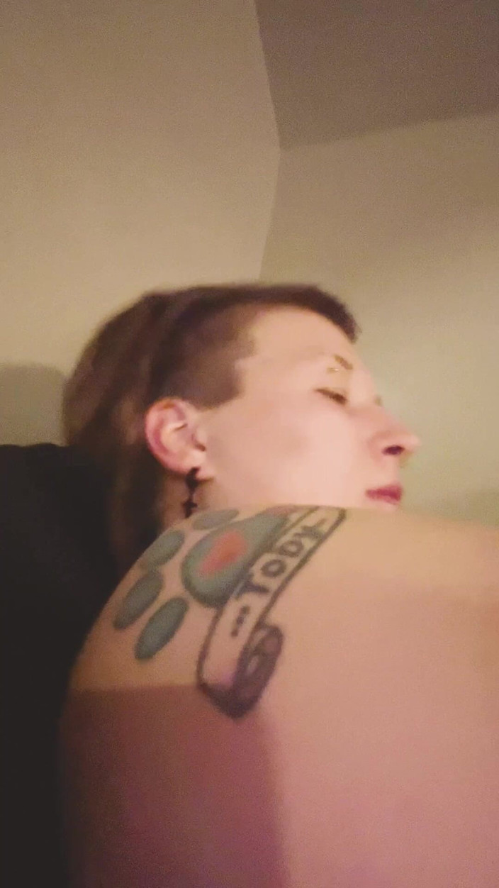 Thekookiejar: O tomboy sexy își lasă părul jos și ia muie și este futută