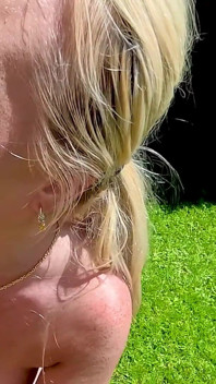Blonďatá bimbo s velkým doggingem cum bukkake