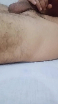Hala e fotografando dal suo appartamento fa sapere al marito che il suo appartamento è un appartamento per la prostituzione