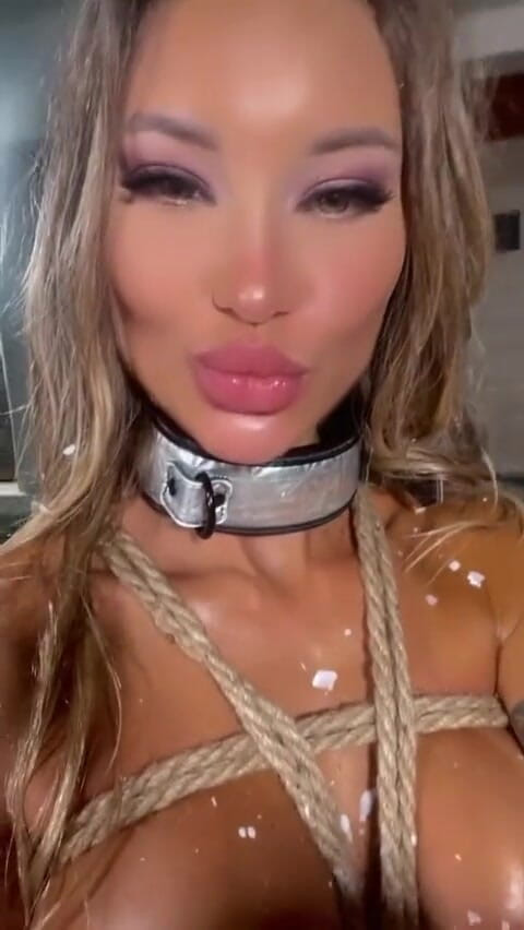Monika Fox: Monika Fox di tepi kolam yang diliputi lipas mencuba palam...