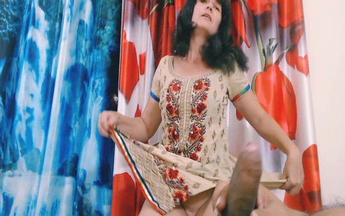 Bolly Karma: 白い熟女 - エキゾチックなセックスクリップデカチン自家製の楽しみ