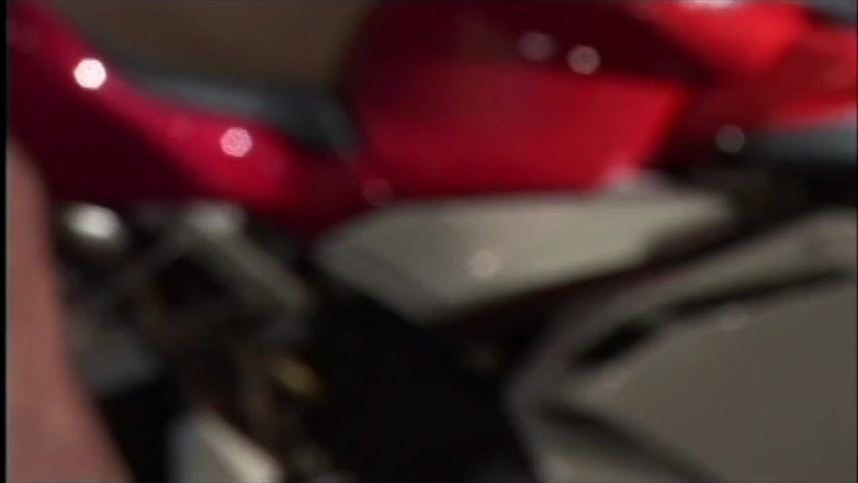 Inhonorof porn: Cewek sange ini lagi asik muasin memeknya pakai sepatu hak...