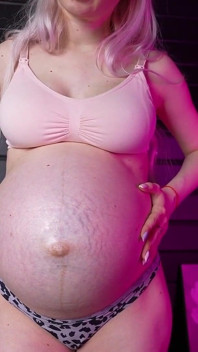 2 reggiseni e pancia enorme incinta! Schiaffi sullo stomaco