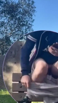 Băiatul amator a pierdut un pariu și a trebuit să-i expună și să-i atingă pula într-un parc