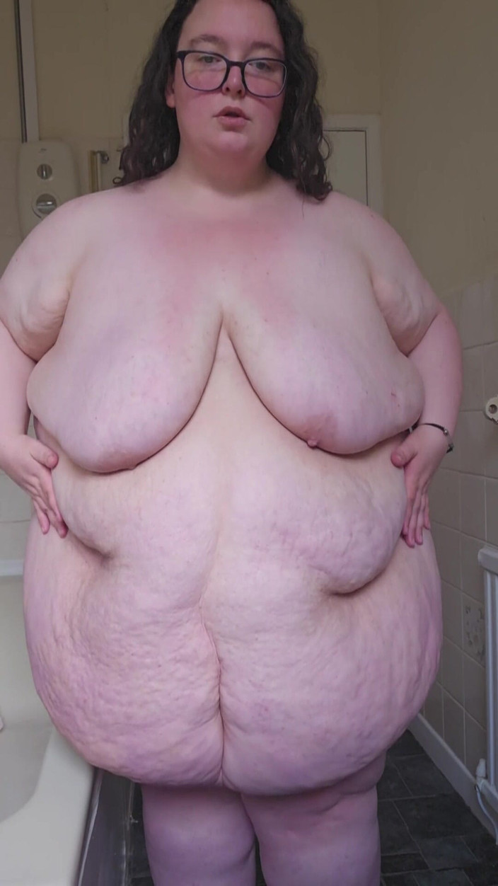 SSBBWLadyBrads: Товстушка богиня у ванній кімнаті роздягається та подіум