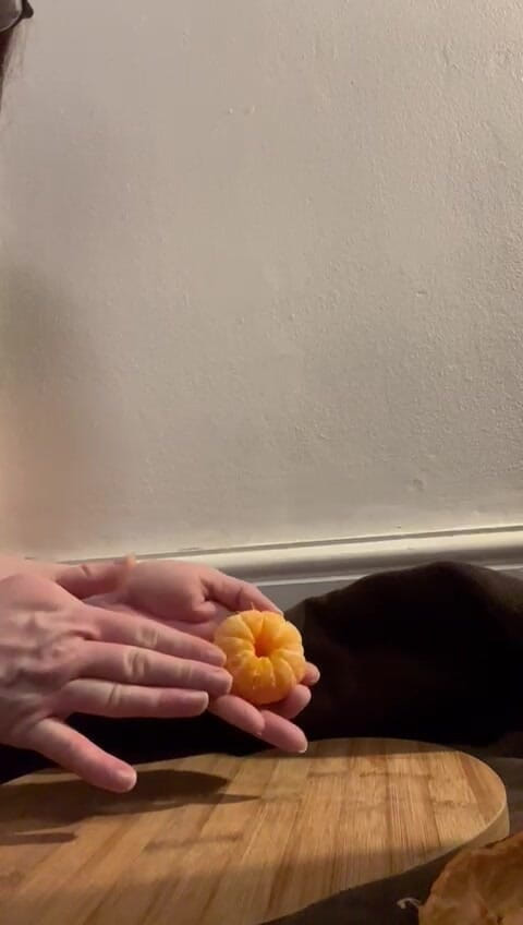 MeandMrs: Schiaccia i piedi nudi e arancione