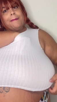 Świetne duże hooters w mokrej koszuli