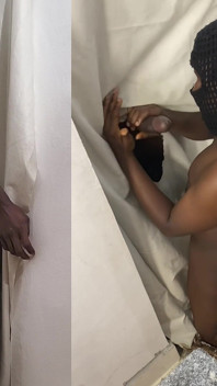 Gloryhole chupa con guardia de seguridad caliente que conocí en el centro comercial