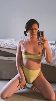 Awek transeksual comel mengusik awak dan melancap