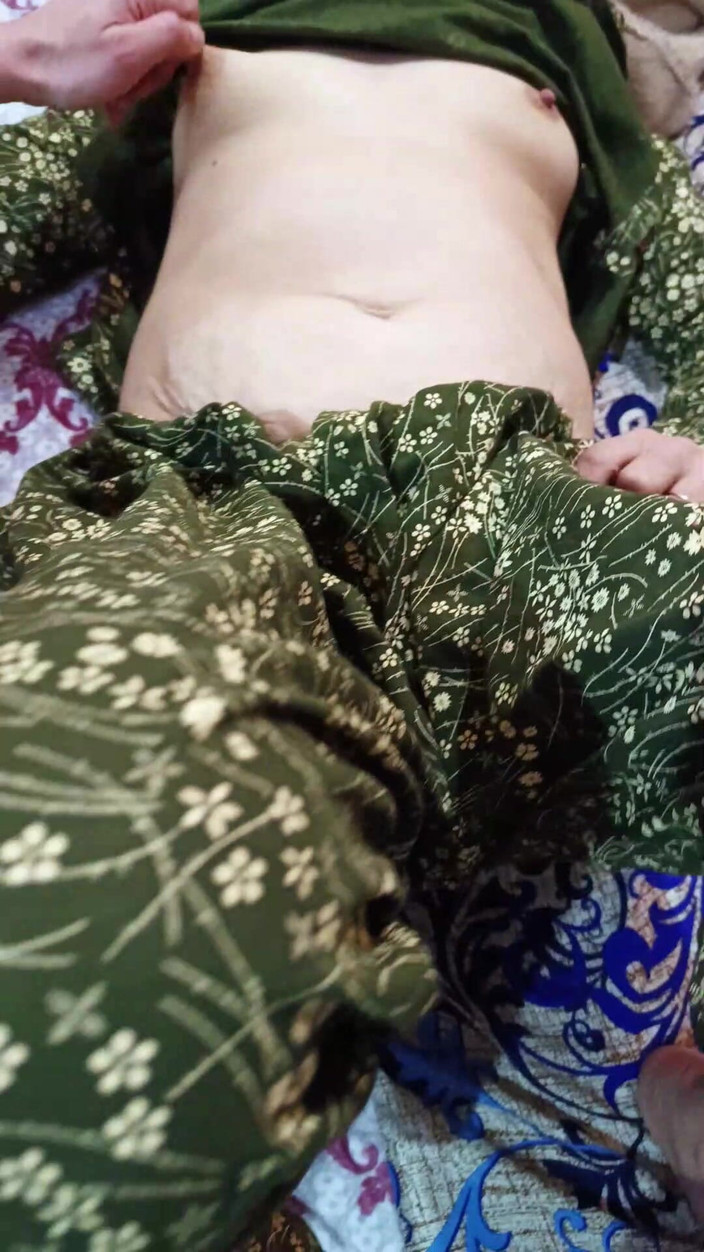 Pathani 420: Dì Paki mát-xa ngực với bạn trai trên giường