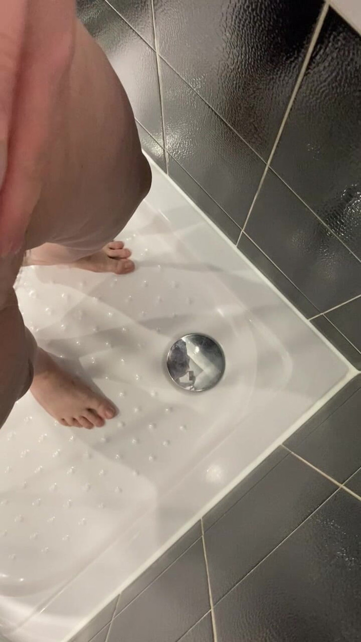 VikkiGeorgia: Pee in Shower