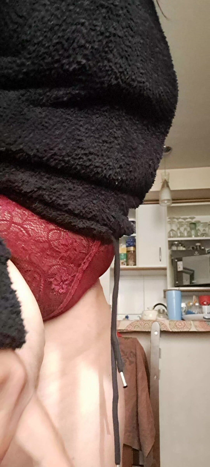 Mommy big hairy pussy: Milf en bragas delante de su cuñado indiferente, él se calienta